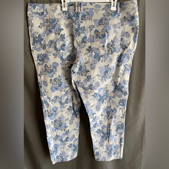 (10) NWOT women’s plus size floral jeans Mossimo Supply (28W) MSRP $58 - Picture 2 of 8